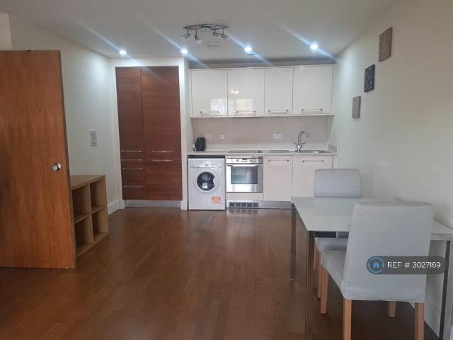 Falcon Drive, Cardiff, CF10 2 bed flat to rent £1,100 pcm £254 pw