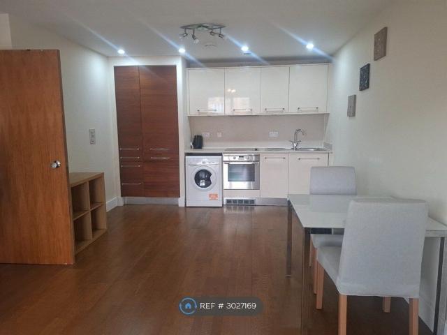 Falcon Drive, Cardiff CF10, 2 bed flat to rent, £1,100 pcm | PrimeLocation