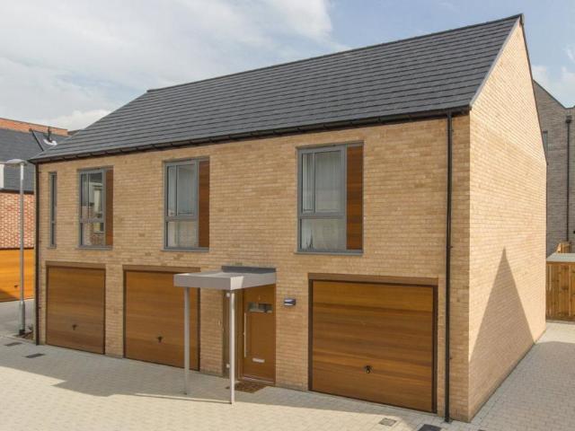Falcon Road, Trumpington, Cambridge. 2 bed apartment to rent £2,000 pcm £462 pw
