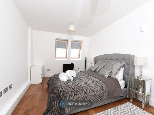 Falcon Road, London SW11, 2 bed flat to rent, £3,000 pcm | PrimeLocation