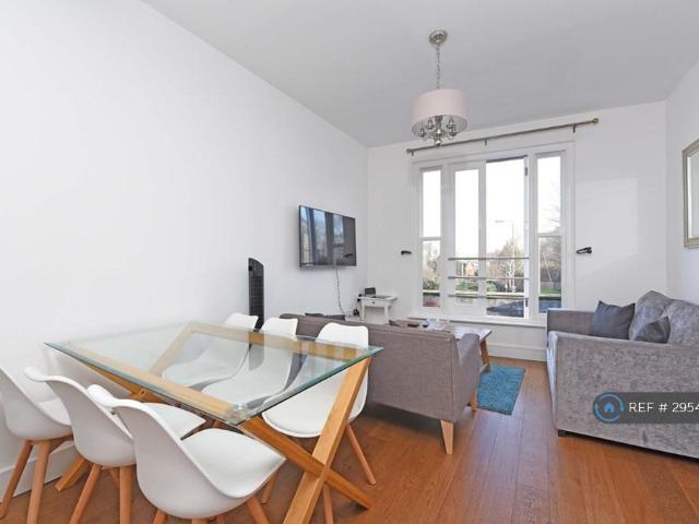 Falcon Road, London, SW11 3 bed flat to rent £3,800 pcm £877 pw