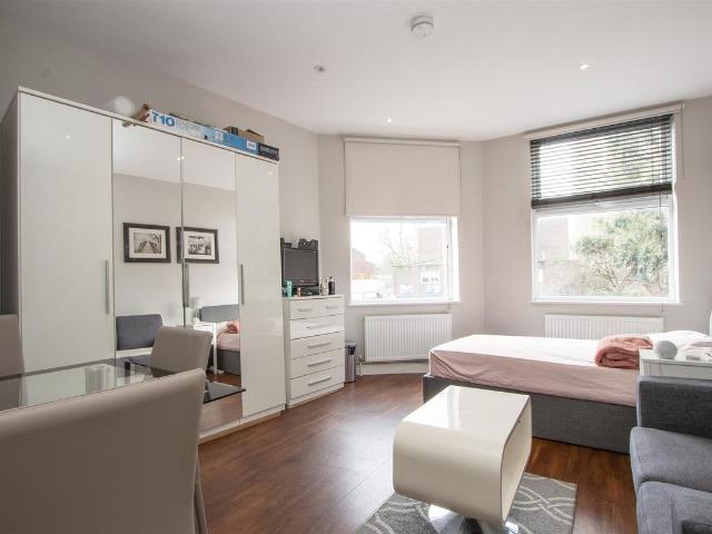 Falcon Road, London SW11, Studio to rent, £1,500 pcm | PrimeLocation