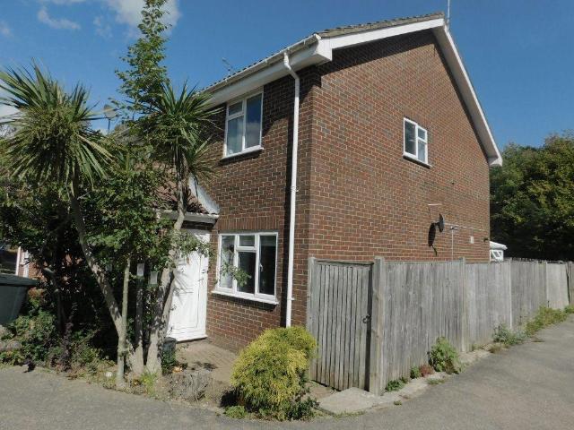 Falconers Drive, East Sussex 2 bed semi detached house to rent £1,250 pcm £288 pw