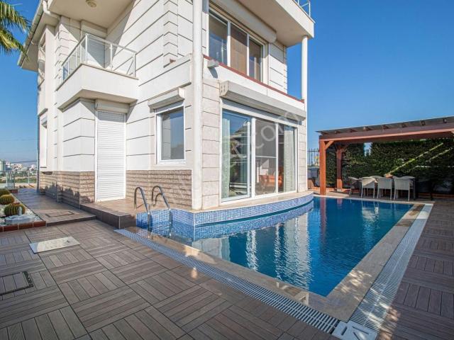Falezlerde Havuzlu Tam Müstakil 5+1 Villa