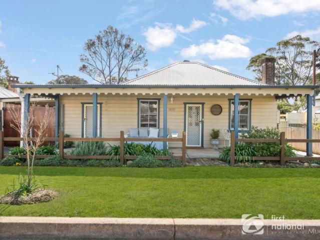 FALL IN LOVE WITH THE COTTAGE, LOSE YOURSELF IN THE GARDENS