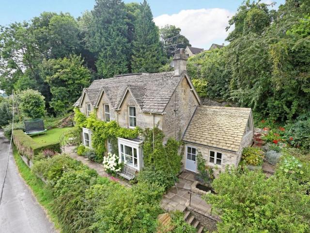 Far Wells Road Bisley GL6 5 bed detached house to rent £4,250 pcm £981 pw