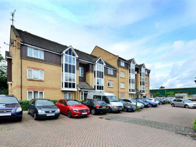 Faraday Road, Guildford, GU1 2 bed flat to rent £2,150 pcm £496 pw