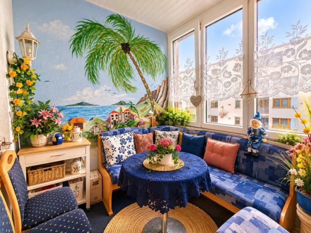 Farbenfrohe 2 Zimmer Wohnung mit Loggia