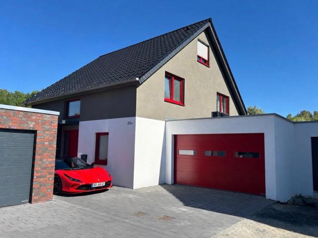 Farbenfrohes Einfamilienhaus Bj. 2024 mit moderner Technik, Pool, Sauna, Jacuzzi und großer Garage