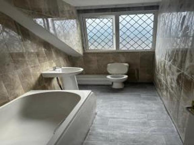 Farcliffe Road, Bradford, West. 1 bed flat to rent £450 pcm £104 pw