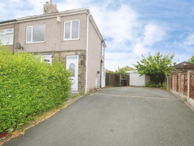 Farfield Grove, Bradford BD6 3 bed semi detached house to rent £1,100 pcm £254 pw