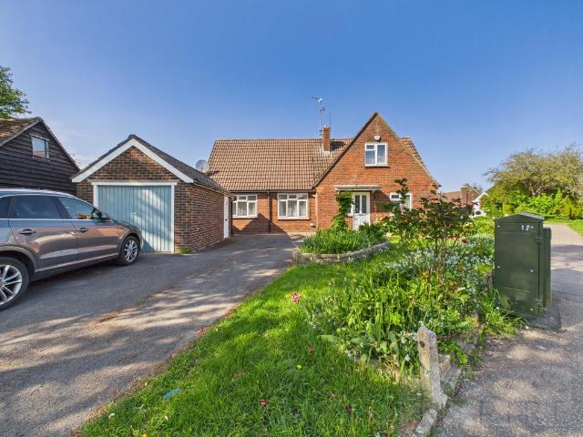Farhalls Crescent, Horsham RH12 4 bed detached house to rent £2,600 pcm £600 pw