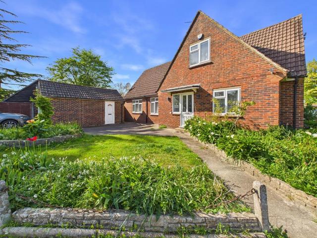 Farhalls Crescent, Horsham RH12 4 bed detached house to rent £2,750 pcm £635 pw