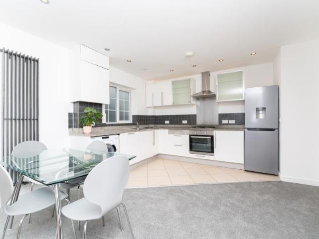 Farifield Road, UB8 1AZ 2 bed apartment to rent £1,750 pcm £404 pw