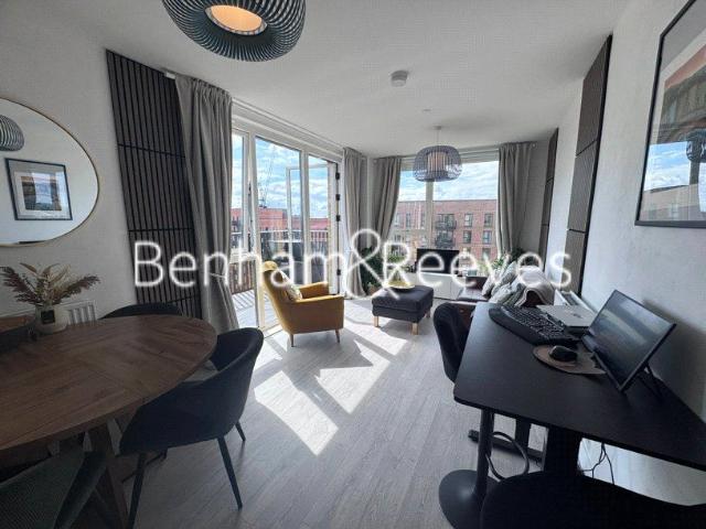Farine Avenue, Hayes UB3, 2 bed flat to rent, £2,000 pcm | PrimeLocation