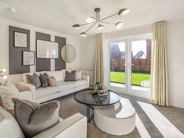 Farington Mews PR26 3 bed semi detached house to rent £1,208 pcm £279 pw