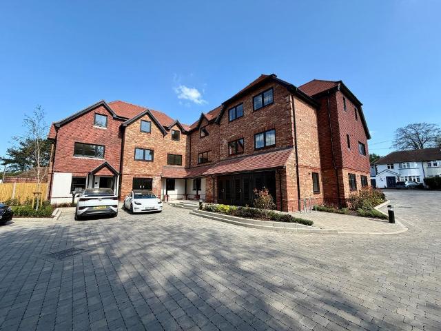 Farleigh Road, Warlingham, CR6 9EJ 2 bed flat to rent £2,100 pcm £485 pw