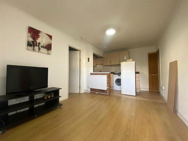 Farley Hill, Luton LU1, 1 bed flat to rent, £925 pcm | PrimeLocation