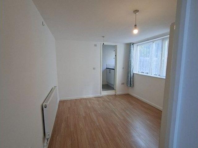 Farley Hill, Luton LU1, Studio to rent, £800 pcm | PrimeLocation