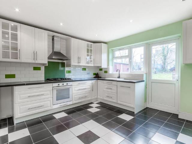 Farm Avenue, Wembley, HA0 3 bed house to rent £2,600 pcm £600 pw