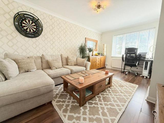 Farm Close, Borehamwood, WD6 1 bed flat to rent £1,400 pcm £323 pw