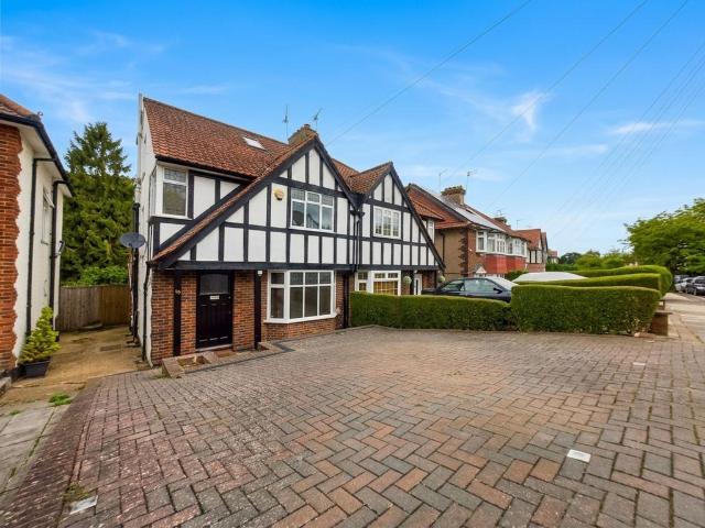 Farm Road, Edgware, HA8 4 bed semi detached house to rent £3,150 pcm £727 pw