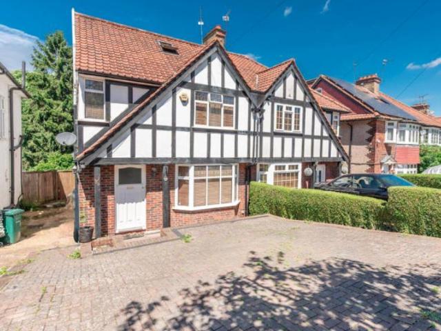 Farm Road, Edgware, HA8 4 bed semi detached house to rent £3,245 pcm £749 pw
