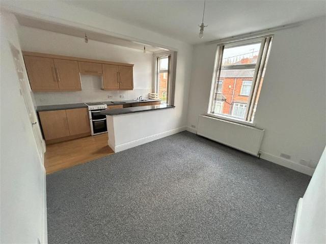 Farm Road, Oldbury, West Midlands 1 bed flat to rent £750 pcm £173 pw