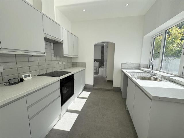 Farm Road, Oldbury, West Midlands 3 bed terraced house to rent £1,195 pcm £276 pw