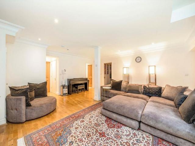 Farm Street, London W1J 2 bed flat to rent £4,984 pcm £1,150 pw