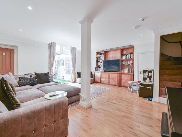 Farm Street, Mayfair, London, W1J 2 bed flat to rent £4,984 pcm £1,150 pw