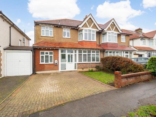 Farm Way, Worcester Park KT4 5 bed semi detached house to rent £3,350 pcm £773 pw
