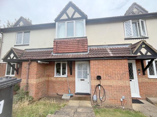 Farmbrook, Luton, LU2 2 bed terraced house to rent £1,400 pcm £323 pw