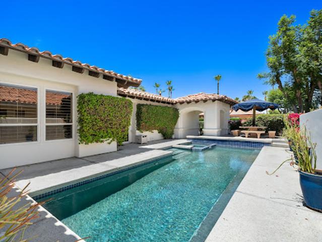 Apartment with pool