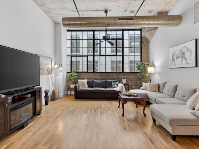 Apartment with pool