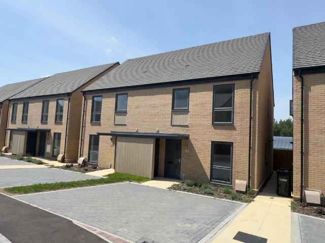 Farmstead Close, Luton, LU4 3 bed flat to rent £1,650 pcm £381 pw