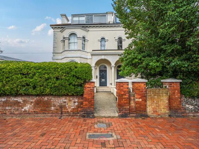 Farncombe Road, West Sussex BN11 Studio to rent £850 pcm £196 pw