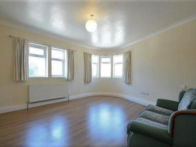 Farnborough 4 bed flat to rent £1,650 pcm £381 pw