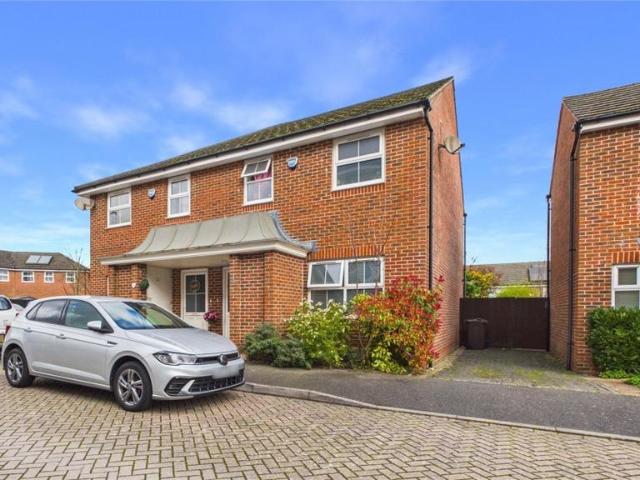 Farnborough 3 bed semi detached house to rent £1,900 pcm £438 pw