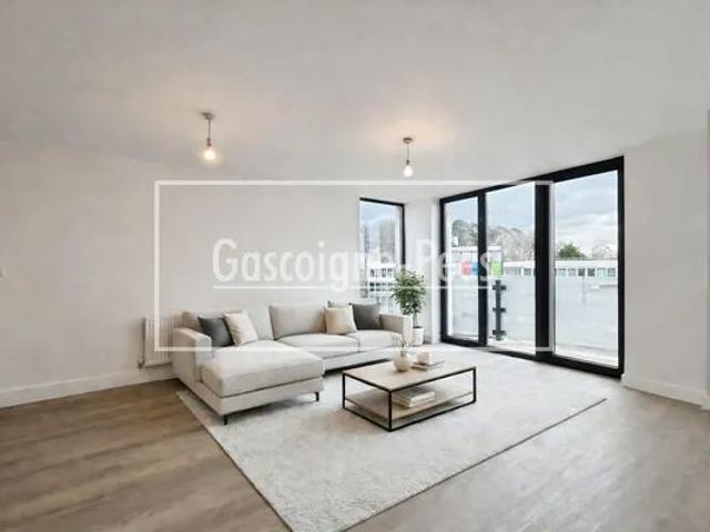 Farnborough Road, Farnborough, GU14