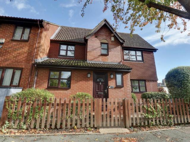 Farnborough, Kent BR6 3 bed semi detached house to rent £2,350 pcm £542 pw