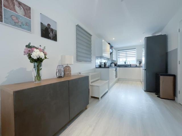 Farnborough Road, Nottingham NG11 3 bed terraced house to rent £1,300 pcm £300 pw