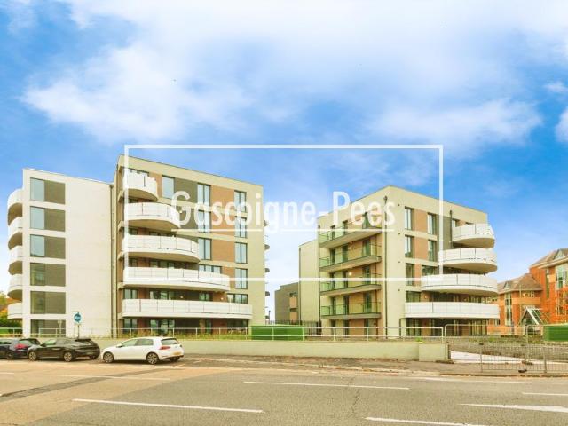 Farnborough Road, Farnborough, GU14 1 bed apartment to rent £1,400 pcm £323 pw