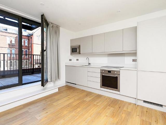 Farnborough Road, Farnborough, GU14 1 bed apartment to rent £1,450 pcm £335 pw