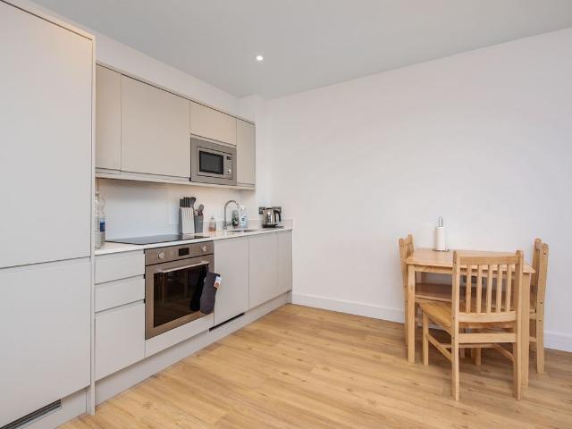 Farnborough Road, Farnborough GU14, 1 bed flat to rent, £1,500 pcm | PrimeLocation