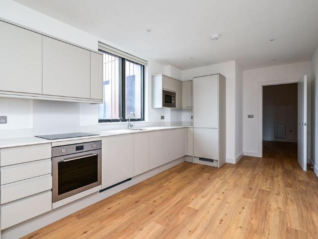 Farnborough Road, Farnborough, GU14 2 bed apartment to rent £1,600 pcm £369 pw