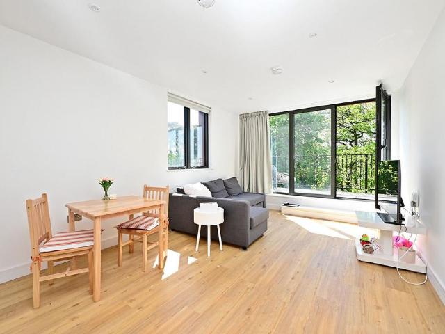 Farnborough Road, Farnborough, GU14 2 bed apartment to rent £1,625 pcm £375 pw