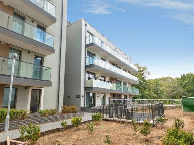 Farnborough Road, Farnborough, Hampshire GU14, 1 bed flat to rent, £1,400 pcm | PrimeLocation