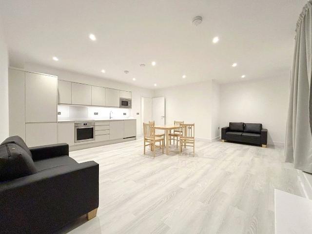 Farnborough Road, Farnborough, Surrey GU14, 2 bed flat to rent, £1,650 pcm | PrimeLocation
