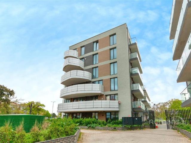 Farnborough Road, Farnborough. 2 bed flat to rent £1,650 pcm £381 pw